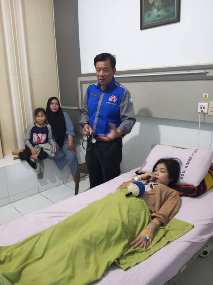 Anggota DPRD Deli Serdang dari Partai Demokrat jenguk dan periksa Pasien di RSU Sinar Husni