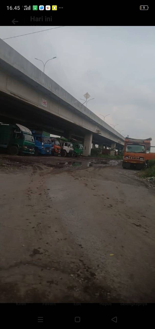 PT. Hutama Karya Seakan Tutup Mata Dengan Adanya Truk Terparkir di Bawah Lintasan Tol Tanjung Mulia-Binjai.