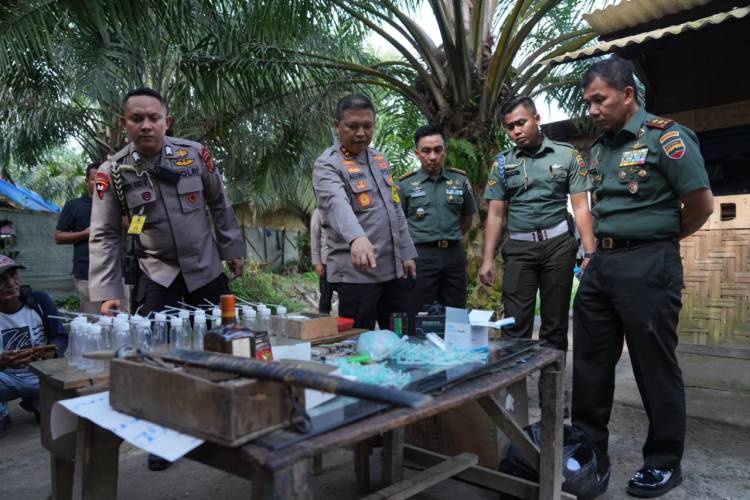 Kapolda Sumut Bersama Pangdam Gerebek Lokasi Judi Narkoba di Kutalimbaru
