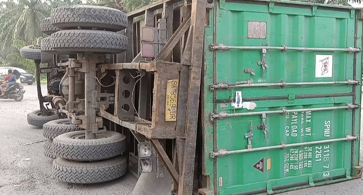 Truk Kontainer Terbalik di Depan Gerbang KIM Belawan