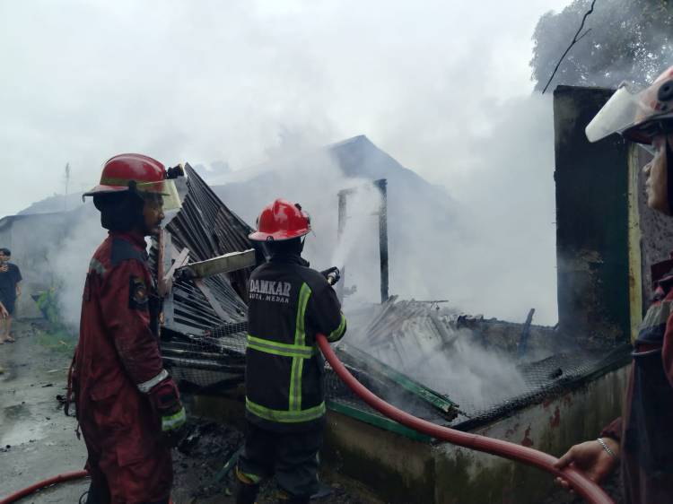 Sehabis Hujan, Satu Unit Rumah di Medan Labuhan Hangus Terbakar