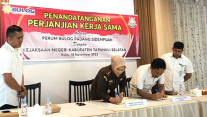 Kajari Tapsel Tandatangani MoU Bidang Datun dengan Perum Bulog Padangsidimpuan