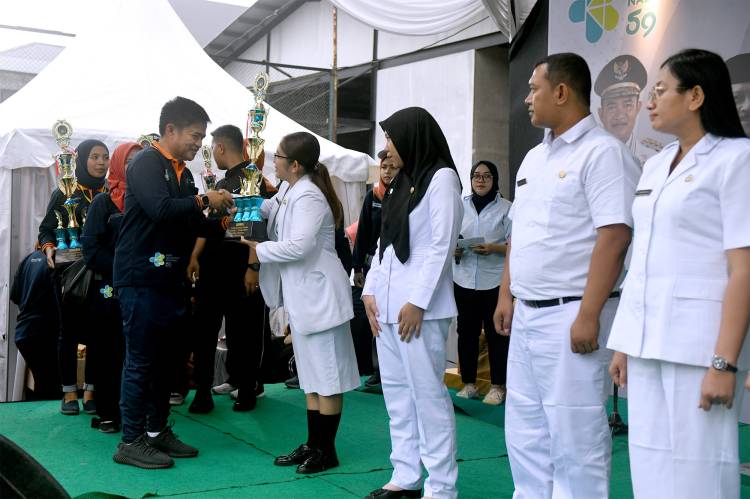 Pj Gubernur Serahkan Penghargaan kepada Nakes dan Kader Posyandu Berprestasi