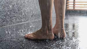 Seberapa burukkah jika Anda buang air kecil saat mandi?