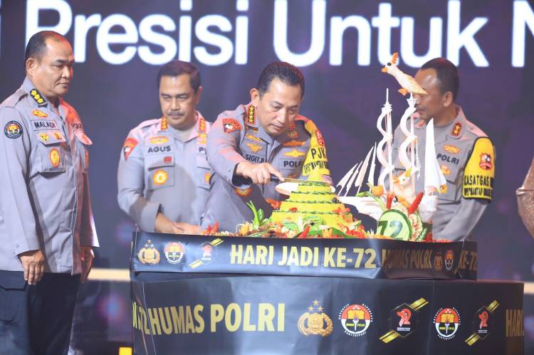 Kapolri beri Dua Hadiah untuk Divisi Humas Polri