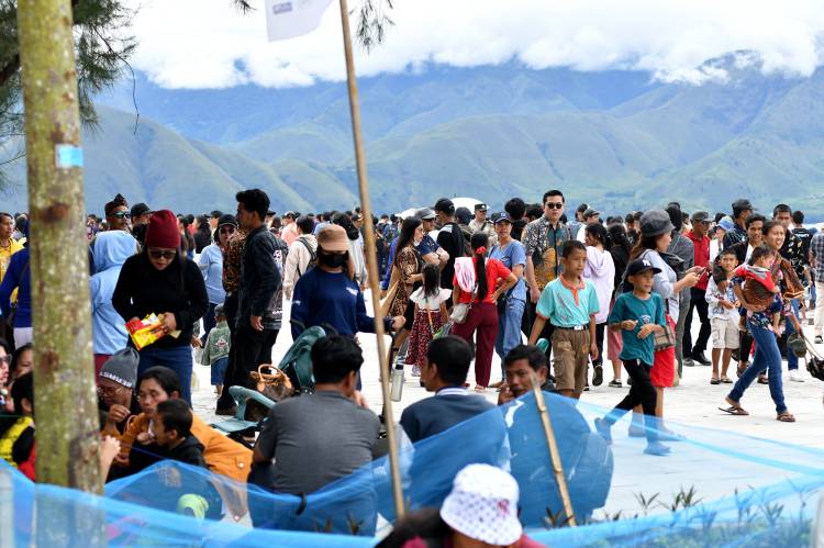 Ribuan Wisatawan Padati Waterfront Pangururan Samosir
