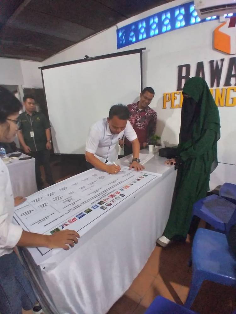 Kasat Reskrim Banuara Manurung SH, Teken MoU Penertiban APK Pemilu 2024 di Kantor Bawaslu Siantar