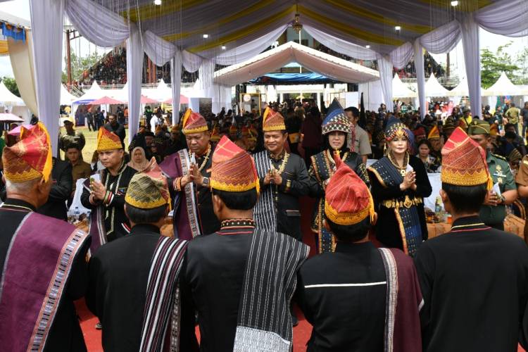 Kemeriahan Kirab Budaya Njuah-njuah Buat Pj Gubernur Terkesan, Berbagai Suku Budaya Jadi Satu