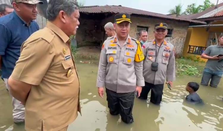 Kapolresta Deli Serdang meninjau titik bencana banjir dan beri bantuan