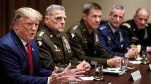 Trump Menyajikan Makanan untuk Tentara dan Polisi, Tetapi Mengeluh