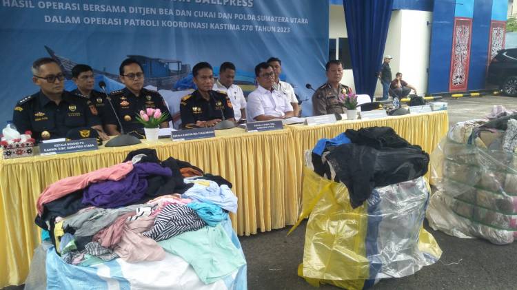 Polda Sumut dan Bea Cukai Ungkap Penyelundupan Pakaian Bekas asal Malaysia