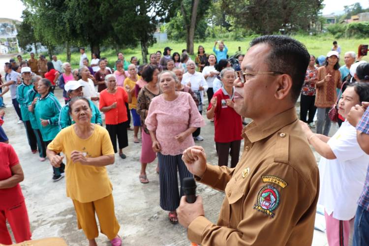 Bupati Toba 'Senam Pagi' Bersama Lansia Kecamatan Sigumpar