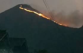 Gunung Penanggungan Nyalakan Api, Warga Sekitar Waspada