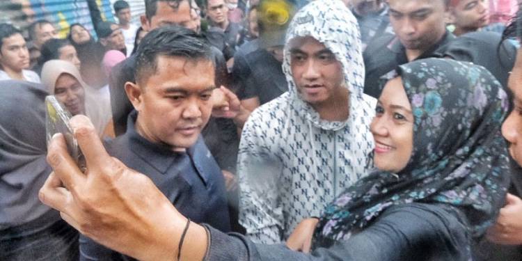 Gibran Tak Ambil Pusing Pemecatan Iparnya  Oleh PDIP