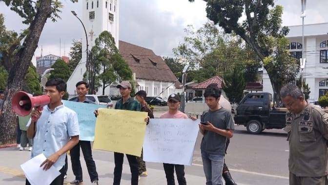 GPPM Unjuk Rasa di Depan Kantor Gubsu Serukan Diusutnya Pelesiran Sekda Provsu dengan DMS Keluar Negeri