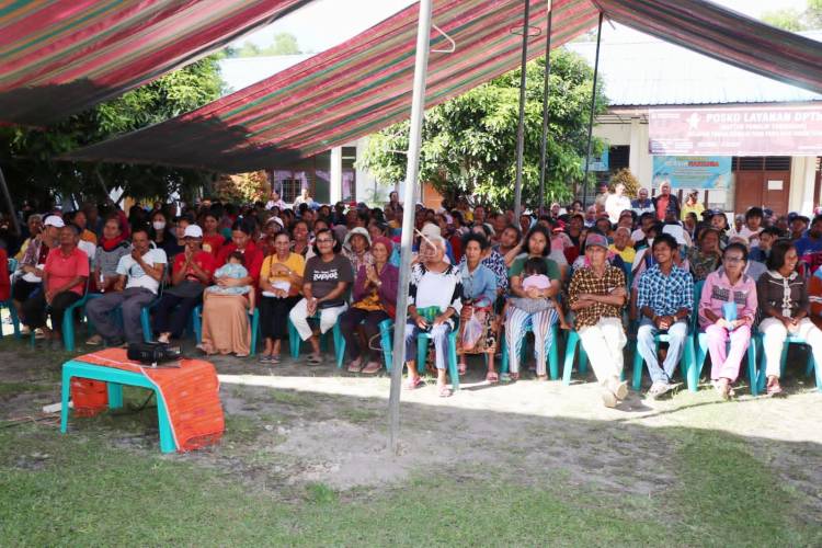 Bupati Ajak Petani Tanam Dua Kali Panen Dua Kali Saat Serahkan Bantuan Pangan