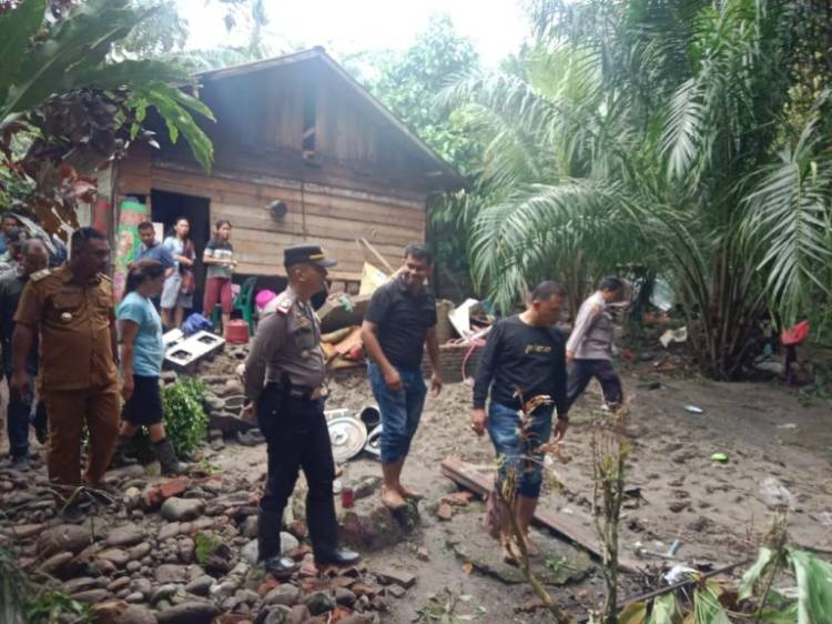 Banjir Bandang Terjang Salapian Langkat,   Rumah Warga Rusak