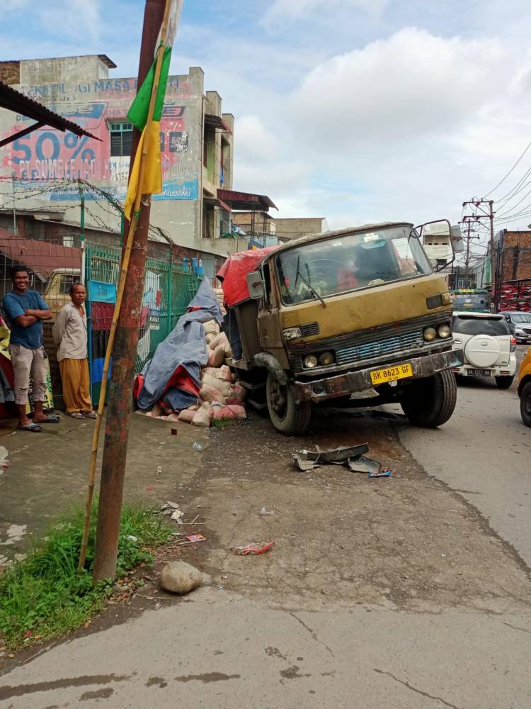 Akibat Jalan Licin, Truk Mundur Tabrak Tiga Kendaraan