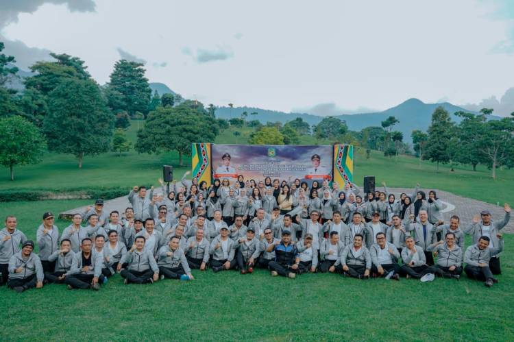 Ikut Bermain, Ny Kahiyang Ayu Tambah Kekompakan Peserta Outbound Pelatihan  Kepemimpinan