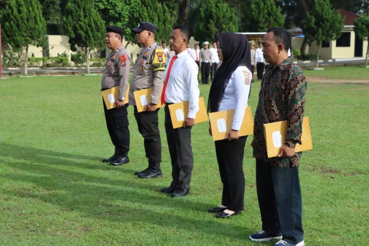 Kapolres Sergai Beri Piagam Penghargaan Kepada Personil Dan Masyarakat Yang Berprestasi