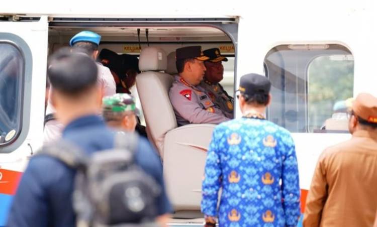Kapolri Tiba di NTT: Tinjau Posko Pengungsi Lewotobi, Bawa Bantuan Obat-Makanan