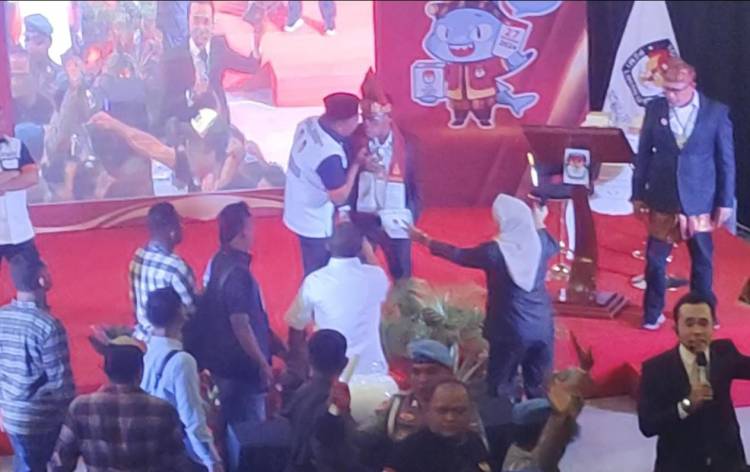 Debat Perdana Kisruh, Kiyedi Dorong Masinton Gara-Gara Bakhtiar