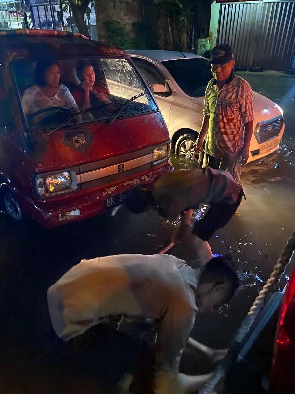 Gerak Cepat di Situasi Darurat, Polisi Bantu Evakuasi Mobil Mogok di Tengah Banjir Medan