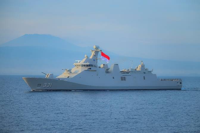 Kapal Perang TNI AL Laksanakan Farewell Pass Dengan Kapal Perang Australia