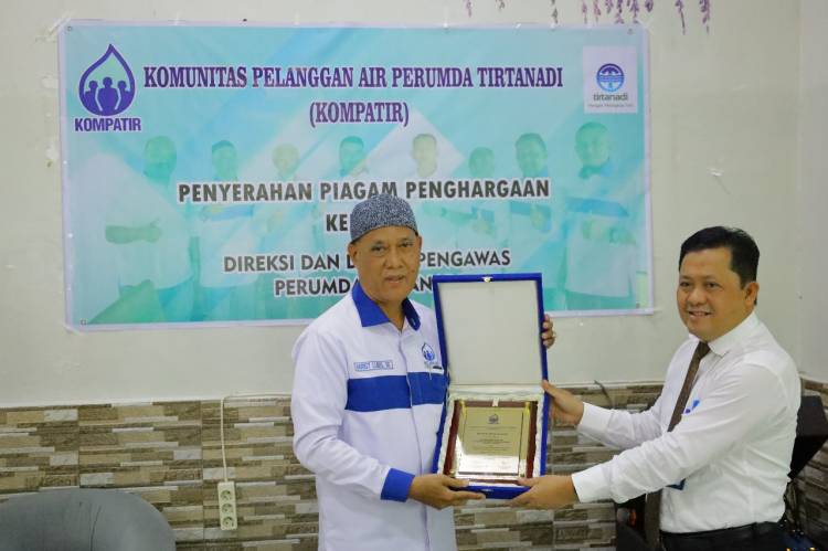 Direksi Perumda Tirtanadi Terima Penghargaan dari Kompatir