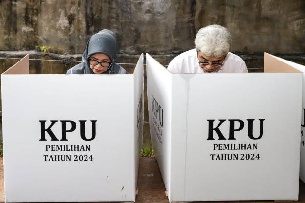 Walikota dr Susanti Erizal Gintinh Gunakan Hak Suara di TPS 04 Dekat Rumah