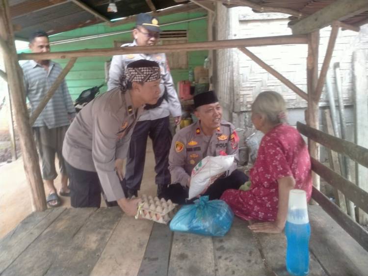 Polres Simalungun: Kapolsek Tanah Jawa Bagikan Sembako untuk Warga Kurang Mampu