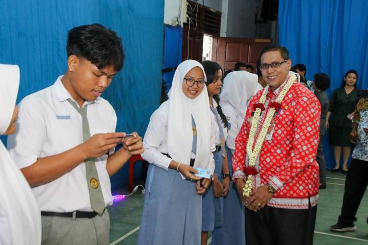Pjs Matheos Tan Bagikan E-KTP dan KIA Bagi Para Pelajar dari 24 Sekolah