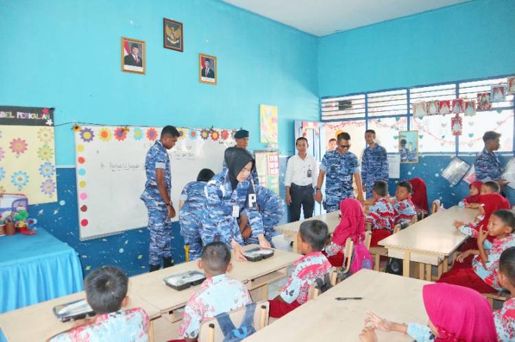 Lanud Sultan Hasanuddin Gelar Uji Coba Makan Bergizi di Sekolah Angkasa dan SDN 56 Pattongtongan