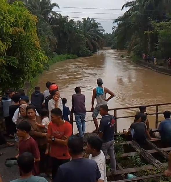 Mandi di Aek Kundur, Pengemudi Tangki Asal Duri - Riau Hanyut