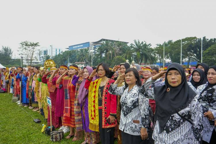 Bersama Belasan Ribu Guru Berbusana Adat Tradisional, Bobby Nasution Peringati Hari Guru Nasional