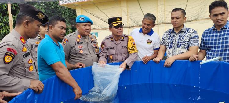 Polres Simalungun Dukung Ketahanan Pangan dengan  Penaburan 7500 Bibit Ikan Bioflok