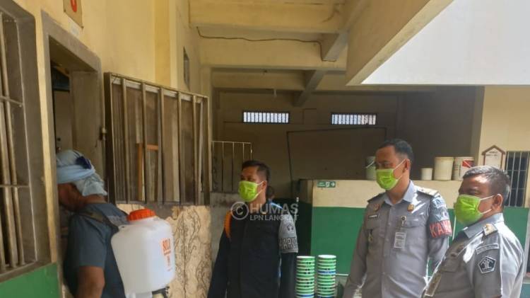 Tangkal Virus Penyakit, Lapas Narkotika Langkat Lakukan Penyemprotan Disinfektan