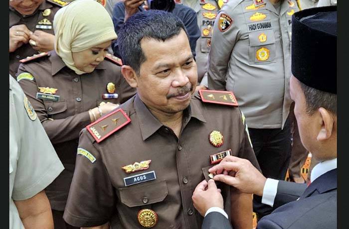 Tindak Tegas Mafia Tanah, Kajati Sulsel Agus Salim Dapat Pin Emas Dari Kementerian ATR/BPN