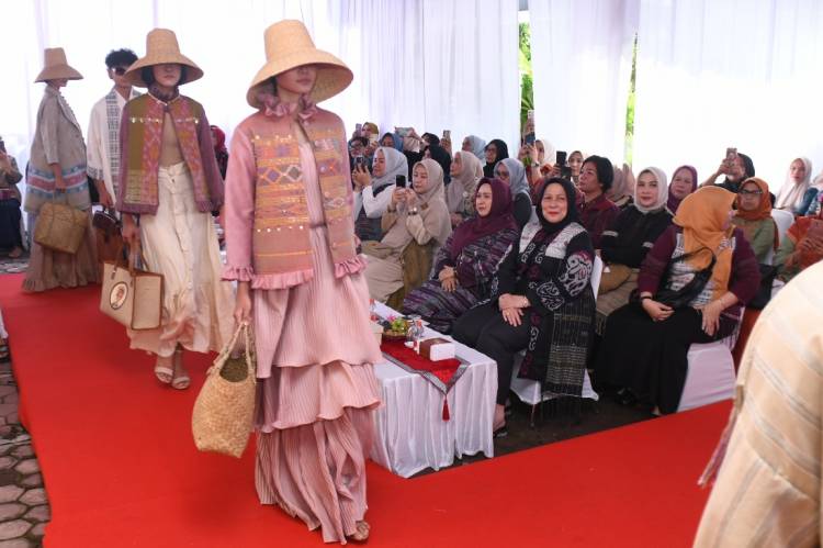 Pelatihan Tenun Dekranasda Berakhir, Tyas Fatoni Bersyukur Sumut Miliki 100 Penenun Baru