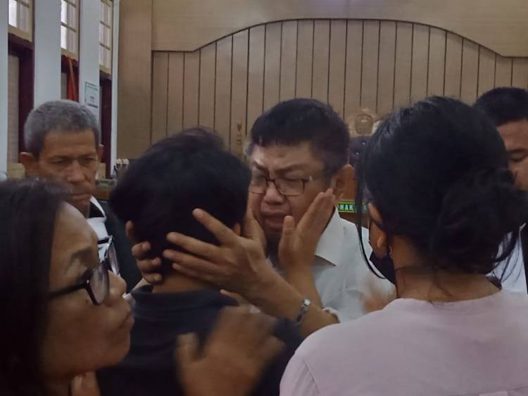 Mantan Dirut RSUP H Adam Malik Medan Nangis, Divonis 3 Tahun