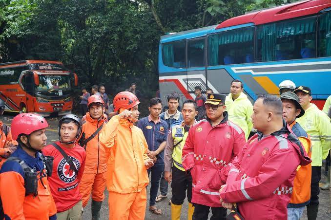 Diguyur Hujan, Kapolrestabes Medan Tetap Tinjau Langsung Lokasi Terdampak Longsor di Desa Sembahe