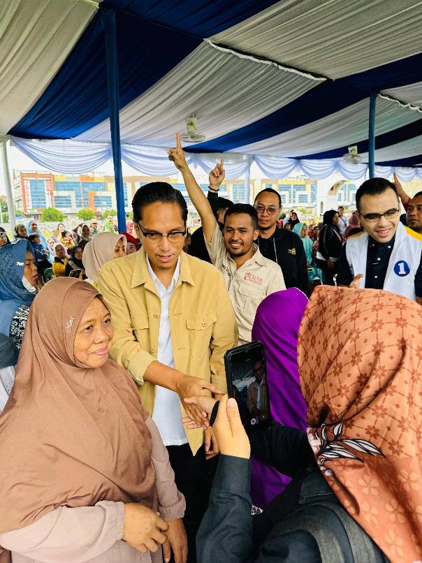 Kunjungan Rico Waas pada kegiatan Pemeriksaan Kesehatan dan Berobat Gratis CREAM
