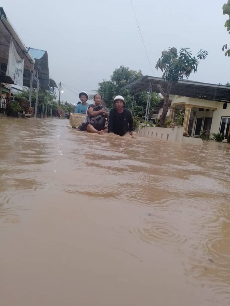 Kapolda Sumut Respon Cepat Kerahkan Personel Bantu Warga Terdampak Banjir