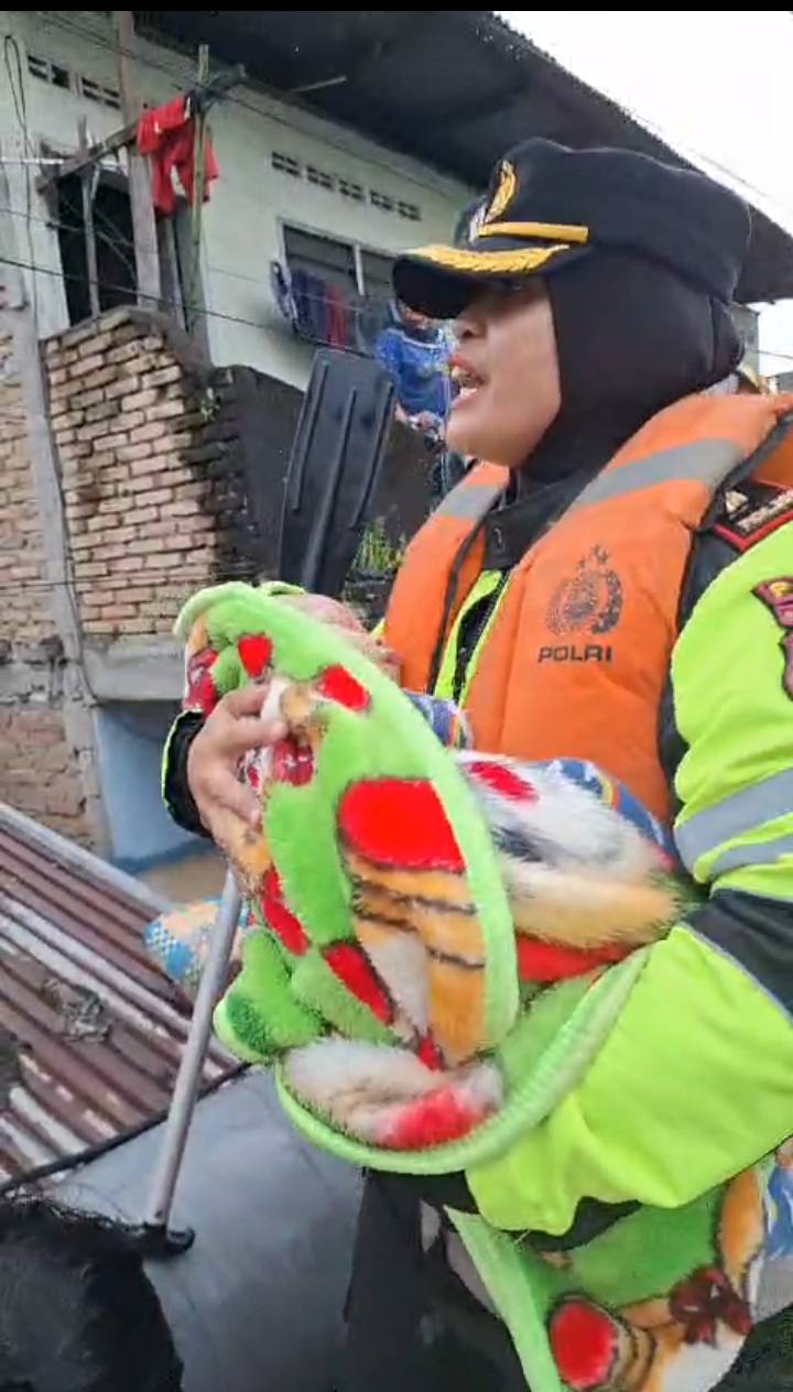 Kapolsek Medan Kota Evakuasi Bayi Terdampak Banjir