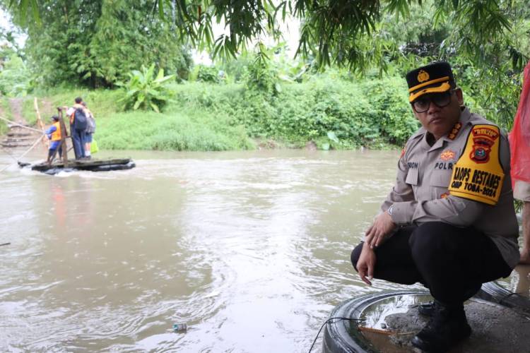 Diguyur Gerimis, Kapolrestabes Medan Cek Keamanan Perahu Penyeberangan di Sungai Babura