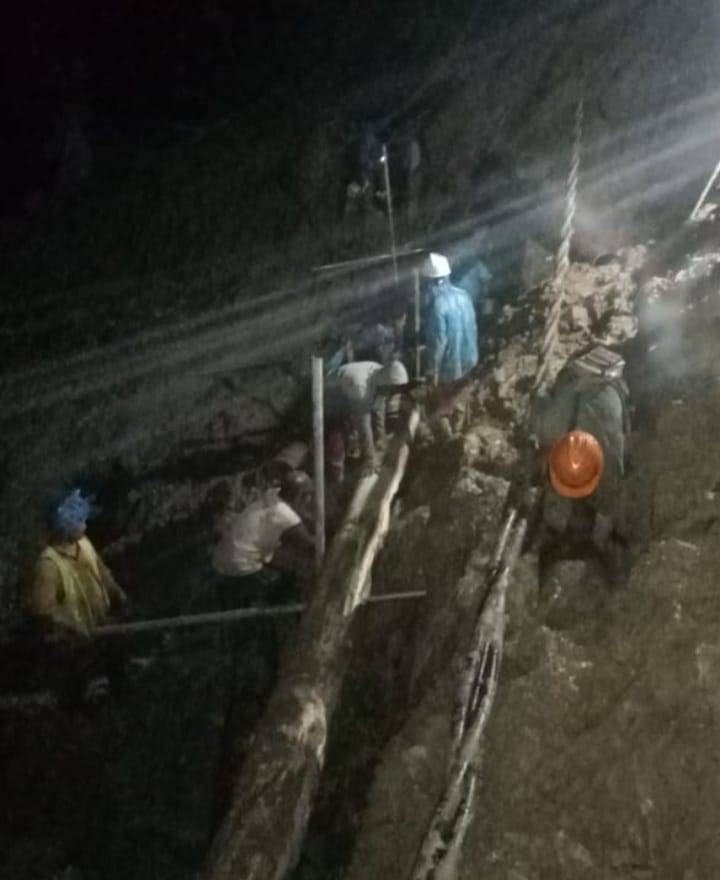 Tim Divisi Trandisd Dan Divisi Air Bersih Terus Bekerja Mengatasi Pipa Air Yang Terputus Di Lereng Rolena Sibolangit