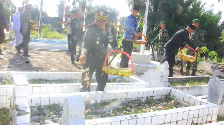 Peringati Hari Pahlawan, Korem 012/TU Gelar Upacara Ziarah Nasional di TMP Rundeng