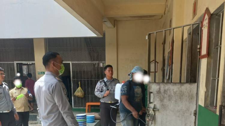 Tangkal Virus Penyakit, Lapas Narkotika Langkat Lakukan Penyemprotan Disinfektan
