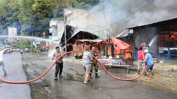 Polres Simalungun Sigap Tangani Kebakaran Tujuh Rumah di Parapat