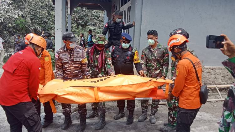 TNI Siaga Bantu Korban Erupsi Gunung Lewotobi Laki-Laki di Flores Timur